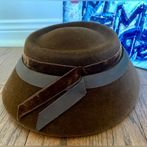 Down Turned Ribbon and Velvet Embellished brim Brown Felted Vintage Hat (1940s) - Picture 10 of 11